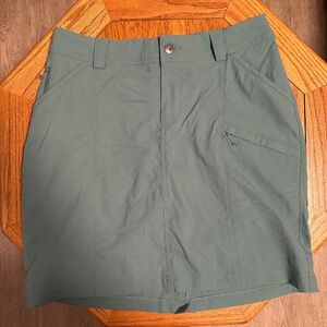 **Duluth* Green Skort w/ Pockets Size 10